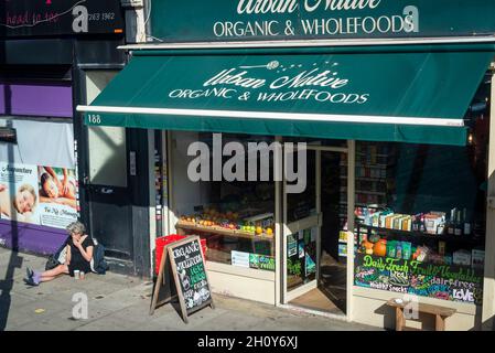 Negozio di cibi organici e interi a Stroud Green Road, quartiere di Haringey, Londra, Regno Unito Foto Stock