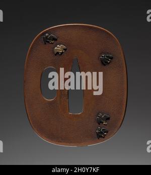 Guardia di spada, fine del 1700. Giappone, periodo Edo (1615-1868). Bronzo; totale: 5.4 x 6.4 cm (2 1/8 x 2 1/2 poll.). Foto Stock