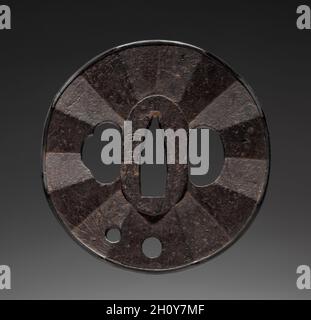 Guardia di spada, fine del 1700. Giappone, periodo Edo (1615-1868). Ferro con intarsio in oro (tipo Myochin); diametro: 7.4 cm (2 15/16 poll.). Foto Stock