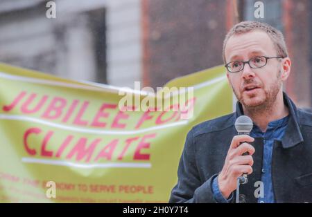 Londra, Inghilterra, Regno Unito. 15 ottobre 2021. Paternoster Square, Londra, Regno Unito, 15 ottobre 2021. Jerome Phelps parla alla folla di St. Paul per il lancio della campagna "Giubileo per il clima" da parte degli africani in ascesa nel Regno Unito. È il giorno di Thomas Sankara, l'anniversario dell'assassinio del presidente del Burkina Faso, ma anche il decimo anniversario del movimento Occupy London. Il Giubileo mira ad essere un ombrello che copra la cancellazione dei debiti inesigibili per i quali Sankara ha lottato, ma anche per tutte le politiche progressive unificanti volte ad affrontare realmente la crisi climatica, attraverso i restaurati Foto Stock