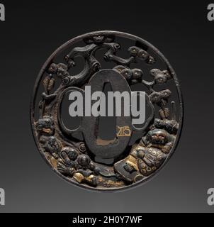 Guardia di spada, fine del 1700. Giappone, periodo Edo (1615-1868). Ferro con inserto in oro e rame (tipo Tetsugendo); diametro: 6.7 cm (2 5/8 poll.). Foto Stock