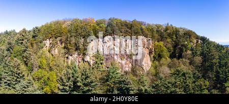 Vista aerea della Gibilterra Rock state Natural Area, vicino a Lodi, Columbia County, Wisconsin, in un bel pomeriggio di inizio autunno. Foto Stock