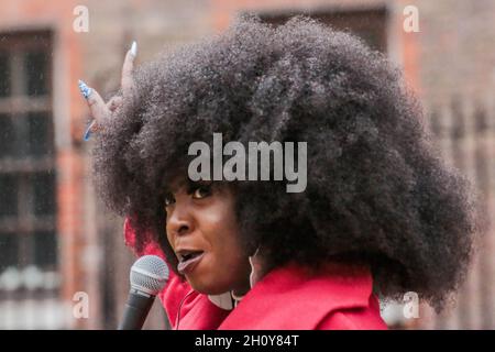Londra, Inghilterra, Regno Unito. 15 ottobre 2021. Paternoster Square, Londra, Regno Unito, 15 ottobre 2021. Marvina Newton parla con passione alla folla di St. Paul per il lancio della campagna Jubilee for Climate da parte degli africani in ascesa nel Regno Unito. È il giorno di Thomas Sankara, l'anniversario dell'assassinio del presidente del Burkina Faso, ma anche il decimo anniversario del movimento Occupy London. Il Giubileo mira ad essere un ombrello che copra la cancellazione dei debiti inesigibili per i quali Sankara ha lottato, ma anche per tutte le politiche progressive unificanti finalizzate ad affrontare realmente la crisi climatica, attraverso Foto Stock