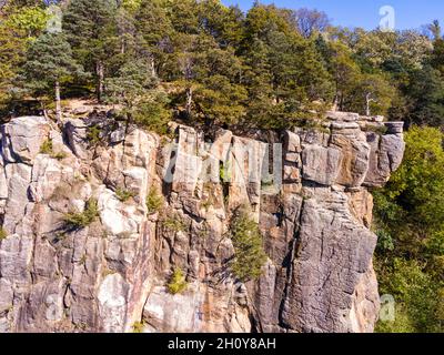 Vista aerea della Gibilterra Rock state Natural Area, vicino a Lodi, Columbia County, Wisconsin, in un bel pomeriggio di inizio autunno. Foto Stock