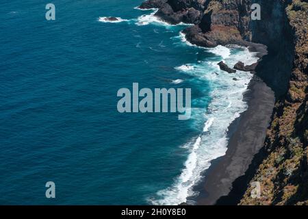 onde oceaniche, spiaggia e riva - veduta aerea del paesaggio costiero Foto Stock