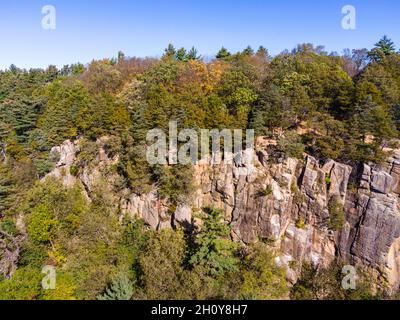 Vista aerea della Gibilterra Rock state Natural Area, vicino a Lodi, Columbia County, Wisconsin, in un bel pomeriggio di inizio autunno. Foto Stock