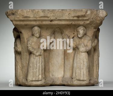 Capitale impegnato, 1400. Francia meridionale, Abbazia di Larreule, vicino Tarbes, 15 ° secolo. Calcare; totale: 39.4 x 53.3 x 25.4 cm (15 1/2 x 21 x 10 poll.). Questa capitale appartiene ad un gruppo sopravvissuto che comprende altri frammenti architettonici che un tempo decorano il chiostro dell'Abbazia di Larreule. Un chiostro era un passaggio coperto o portico, di solito intorno a tutti e quattro i lati di un'area quadrata di erba (il 'chiostro garth'). L’isolamento del chiostro era dominio esclusivo dei monaci, fuori limiti agli altri. Qui, i monaci dovevano pregare, studiare, meditare ed esercitare in privacy e solitudine. Dom Foto Stock