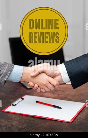 Testo della scrittura Recensioni online. Foto concettuale Valutazione del prodotto Feedback del cliente pubblicano nel sito due Professional Well-Dressed Corporate Foto Stock