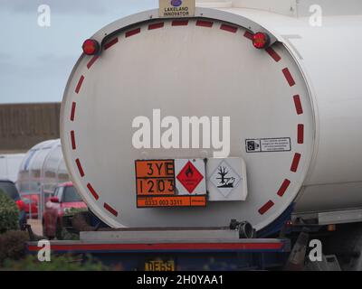 Sheerness, Kent, Regno Unito. 15 ottobre 2021. Ci sono ancora alcuni problemi di approvvigionamento di carburante nel sud-est - una petroliera ha visto riempire la stazione di benzina a Tesco a Sheerness, Kent. Credit: James Bell/Alamy Live News Foto Stock