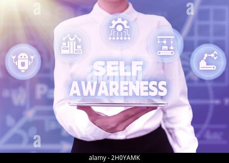 Autoconsapevolezza della didascalia concettuale. Panoramica aziendale coscienza di una persona verso una situazione o eventi Lady uniforme in piedi mano tavoletta Foto Stock