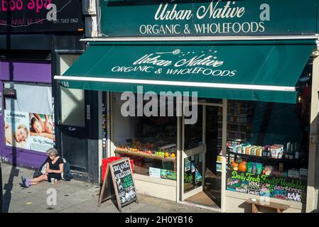 Negozio di cibi organici e interi a Stroud Green Road, quartiere di Haringey, Londra, Regno Unito Foto Stock