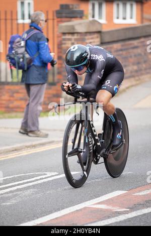 Lorena Wiebes guida per il Team DSM partecipando all'AJ Bell Women's Tour 2021. La prima prova in assoluto ad Atherstone. Foto Stock