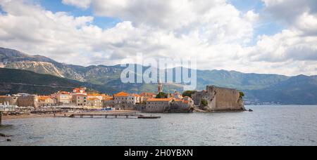 Budva, Montenegro - 18 settembre 2021: Paesaggio della città vecchia Budva. Antiche mura e tetto di tegole della città vecchia Budva, Montenegro Foto Stock