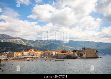 Budva, Montenegro - 18 settembre 2021: Paesaggio della città vecchia Budva. Antiche mura e tetto di tegole della città vecchia Budva, Montenegro Foto Stock