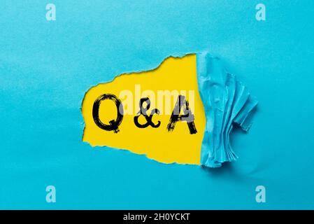 Apporre un cartello con la scritta Q e Una domanda. Foto concettuale in cui la persona pone domande e un'altra risponde Abstract scoprendo il significato di New Life Foto Stock
