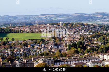 Dundee, Tayside, Scozia, UK.15 ottobre 2021. UK Meteo: Caldo e luminoso sole d'autunno in tutta la Scozia nord-orientale, le temperature raggiungono i 15°C. Il colorato paesaggio mattutino d'autunno di Dundee e delle aree suburbane circostanti osservavano dalla "Legge" i resti di un davanzale vulcanico ed è il punto di vista più alto della città. Credit: Dundee Photographics/Alamy Live News Foto Stock