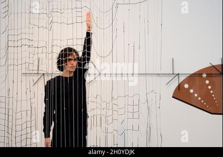 The Regents Park, Londra, Regno Unito. 14 ottobre 2021. Frieze London, mostra con performance basata sullo stand HUA International di Fanny Gicquel Foto Stock