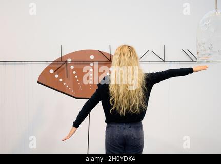 The Regents Park, Londra, Regno Unito. 14 ottobre 2021. Frieze London, mostra con performance basata sullo stand HUA International di Fanny Gicquel Foto Stock