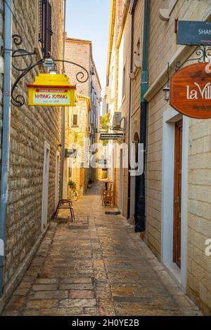 Budva, Montenegro - 17 settembre 2021: Strada medievale nel centro storico di Budva, Montenegro Foto Stock
