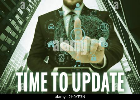 Segno che visualizza il tempo di aggiornamento. Parola per atto aggiornamento qualcosa qualcuno o versione aggiornata programma laptop poggiante su Lap di Donna con gambe piatte Foto Stock