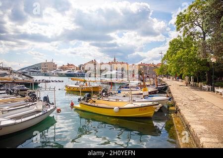 Montenegro, Budva - 20 settembre 2021: Marina per barche a vela e barche che si affacciano sulla città vecchia al largo della costa di Budva, Montenegro Foto Stock