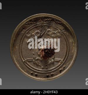 Specchio, 1615-1868. Giappone, periodo Edo (1615-1868). Bronzo; diametro: 6.4 cm (1/2 poll.). Foto Stock