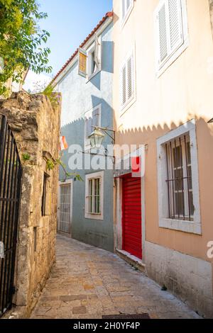 Budva, Montenegro - 17 settembre 2021: Strada medievale nel centro storico di Budva, Montenegro Foto Stock