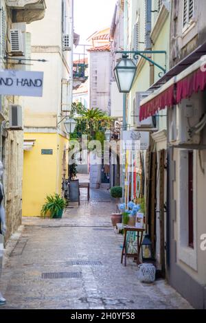 Budva, Montenegro - 17 settembre 2021: Strada medievale nel centro storico di Budva, Montenegro Foto Stock