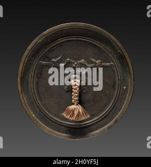 Specchio, 1615-1868. Giappone, periodo Edo (1615-1868). Bronzo; diametro: 6.1 cm (3/8 poll.). Foto Stock