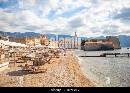 Budva, Montenegro - 18 settembre 2021: Spiaggia della città vecchia Budva. Antiche mura e tetto di tegole della città vecchia Budva, Montenegro Foto Stock