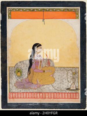 Donna seduta Smoking un Hookah, c. 1780. India settentrionale, Himachal Pradesh, regno Pahari di Guler. Gum tempera, oro e cartapacci ad ali di barbabietola su carta; pagina: 32.1 x 25.3 cm (12 5/8 x 9 15/16 pollici); immagine: 24.1 x 16 cm (9 1/2 x 6 5/16 pollici). Una signora seduta alla finestra fuma una felpa. Indossa una blusa traslucida in lilla e pantaloni d'oro e si adorna di gioielli che comprendono perle, oro e smeraldi. Adagiata contro un grande imbottitura, è avvolta nel fumare la sua felpa fatta di oro e porcellana. Il dipinto potrebbe essere stato destinato ad essere presentato al re dall'artista. Foto Stock