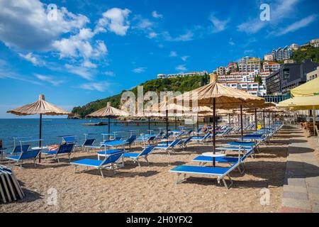 Budva, Montenegro - 18 settembre 2021: Spiaggia della città vecchia Budva. Antiche mura e tetto di tegole della città vecchia Budva, Montenegro Foto Stock