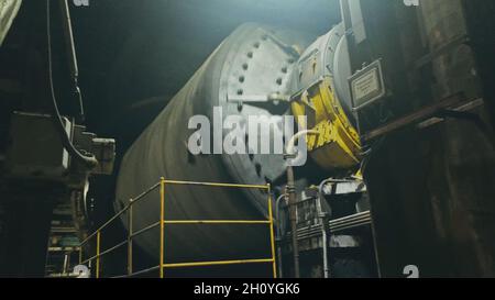 Tornitura della fresa a sfera per carbone in acciaio inox. Sfera energia di rotazione MIL Foto Stock