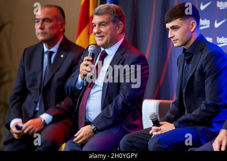 Barcellona, Spagna. 15 ottobre 2021. Pedri durante la sua cerimonia di rinnovo del contratto di firma come giocatore FC Barcelona a Barcellona, il 15 ottobre 2021 (Credit: Gerard Franco) Credit: DAX Images/Alamy Live News Foto Stock