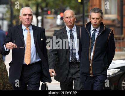 Londra, Regno Unito. 15 ottobre 2021. 15 ottobre 2021. Londra, Regno Unito, l'imputato Mark Hankinson, direttore della Masters of Foxhounds Association e dipendente dell'Ufficio Caccia, arriva alla Corte dei Magistrati di Westminster. Gli attivisti della Lega contro Cruel Sports erano fuori dalla Corte dei Magistrati di Westminster per il suo arrivo. Hankinson è stato catturato in un webinar di formazione per i maestri della caccia alla volpe che sembrano ammettere che la caccia al sentiero era una cortina di fumo per uccidere le volpi. Credit: Doug Peters/Alamy Live News Foto Stock