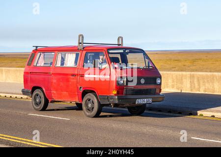 1990 90s anni Novanta rosso VW Volkswagen Devon Camper PANNELLO DI TRASPORTO FURGONE 78PS 1915 cc viaggiando sulla strada costiera a Southport, UK Caravans e Motorhomes, camper su strade britanniche, RV veicolo per il tempo libero, vacanze in famiglia, vacanze in roulotte, vacanze Touring caravan, Van conversioni, Vanagon autohom, vita su strada, caravan a motore. Foto Stock