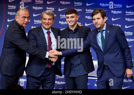 Barcellona, Spagna. 15 ottobre 2021. Pedri durante la sua cerimonia di rinnovo del contratto di firma come giocatore FC Barcelona a Barcellona, il 15 ottobre 2021 (Credit: Gerard Franco) Credit: DAX Images/Alamy Live News Foto Stock