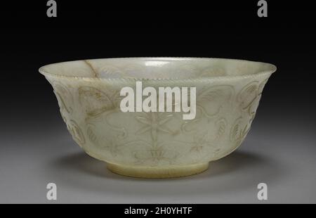 Ciotola del XVIII secolo. Cina, dinastia Qing (1644-1911). Jade; diametro: 16.8 cm (6 5/8 in.); complessivo: 7,3 cm (2 7/8 in.). Foto Stock