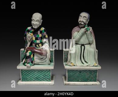 Lohan Holding a Peach; Lohan Holding a fu Dog, 1662-1722. Cina, provincia di Jiangxi, forni Jingdezhen, dinastia Qing (1644-1911), regno di Kangxi (1662-1722). Porcellana con decorazione in smalto vetrificato Famille verte; totale: 24.3 x 12.6 cm (9 9/16 x 4 15/16 poll.). Questi due lohan, discepoli di Buddha con poteri soprannaturali, erano forse parte di un altare di casa o di un oggetto decorativo in una famiglia. Si dice che Lohans, noto anche come arhats, sia in grado di domare le tigri e calpestare l'acqua. Qui sono mostrati come figure monklike, uno che tiene la pesca di immortalità, l'altro un fu-cane. Il lohan con un Foto Stock