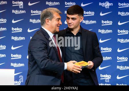 Barcellona, Spagna. 15 ottobre 2021. SPAGNA-CALCIO-FC BARCELLONA RINNOVO CONTRATTO PEDRI. FC Barcelona player (16) Pedri durante il rinnovo del contratto a Camp Nou, Barcellona, Spagna, il 15 ottobre 2021. © Joan Gosa 2021. Credit: Joan Gosa Badia/Alamy Live News Foto Stock