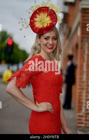 Bella donna in un abito rosso cattura con un cappello di girasole corrispondente è pronto per il giorno delle Signore Foto Stock