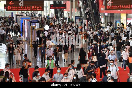 (211015) -- GUANGZHOU, 15 ottobre 2021 (Xinhua) -- la gente visita la 130esima sessione della Fiera di importazione ed esportazione della Cina, anche conosciuta come la Fiera di Canton in Guangzhou, provincia del Guangdong della Cina del sud, 15 ottobre 2021. La sessione di cinque giorni è iniziata qui venerdì. È la prima volta che la fiera si svolge online e offline contemporaneamente. Quasi 8,000 aziende globali parteciperanno alle mostre offline della fiera. Nel frattempo, circa 26,000 aziende da casa e all'estero parteciperanno online, con un numero record di 2.82 milioni di esposizioni presentate. (Xinhua/Liu Dawei) Foto Stock