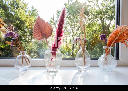 Vasi decorativi e fiori con concetto di arredamento interno sul davanzale, ancora vita bella vaso con fiori secchi . Il concetto di comfort e casa Foto Stock