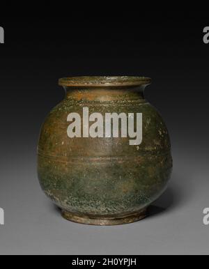 Vaso con coperchio, 206 BC - AD 220. Cina, dinastia Han (202 BC-AD 220). Terracotta invetriata; diametro: 20,3 cm (8 in.). Foto Stock