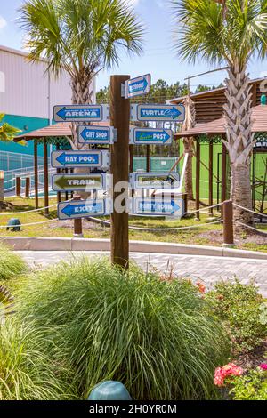 Il cartello indica agli ospiti le diverse attrazioni dell'Ocean Adventures Marine Park di Gulfport, Mississippi Foto Stock