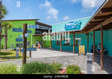 Un cartello all'esterno del Turtle Cafe indirizza gli ospiti verso le diverse attrazioni dell'Ocean Adventures Marine Park a Gulfport, Mississippi Foto Stock