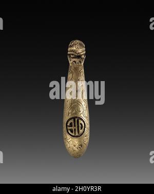 Fibbia, 1900. Cina, 20 ° secolo. Bronzo; totale: 7.7 cm (1/16 poll.). Foto Stock