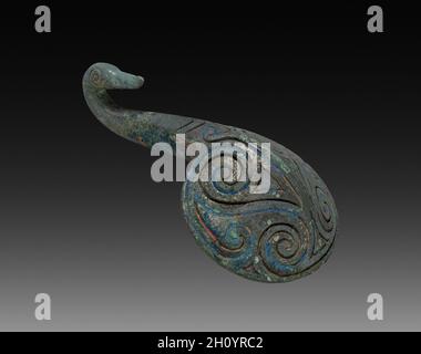 Gancio per cintura, fine 500-inizio 400 a.C. Cina, dinastia Zhou orientale (771-256 a.C.). Bronzo intarsiato con azurite in polvere; totale: 6.2 cm (2 7/16 in.). Foto Stock