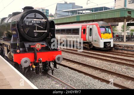 Locomotiva LMS n. 46100 Royal Scot alla stazione centrale di Cardiff dopo aver trasportato i treni Saphos railtour il Welshman da Kingswear. 14.09.2021. Foto Stock