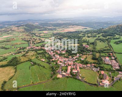 Veduta aerea su Olloix, piccolo villaggio francese , Puy-de-Dome, Auvergne-rhone-alpes Foto Stock